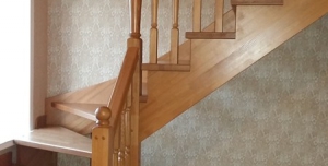 г образная деревянная лестница